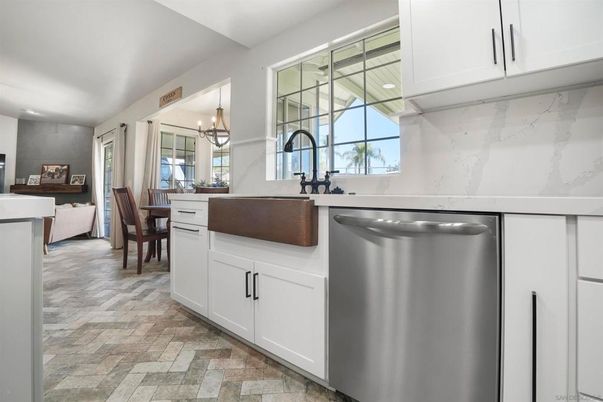 Chandelier, Dining room, Interior, Kitchen, Pendant Lights, Recessed Lighting, Stainless Steel Appliances