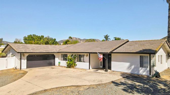 Attached, Exterior, Facade, Ranch