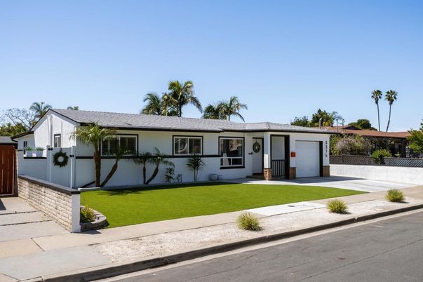 Attached, Exterior, Facade, Ranch