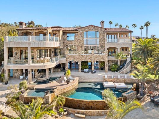 Exterior, Facade, Pool, Mediterranean