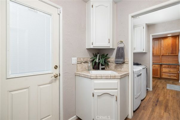Interior, Washer, Wood Texture Flooring