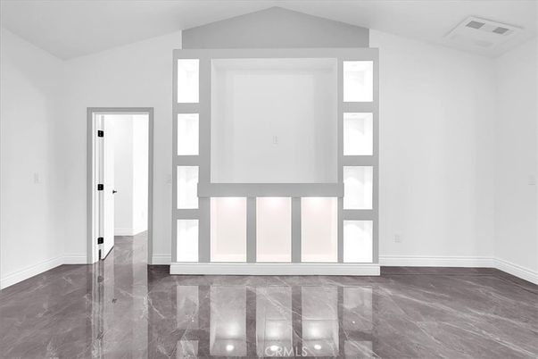 Empty room, Interior