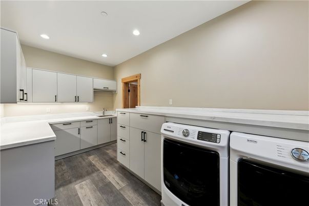 Interior, Recessed Lighting, Washer, Wood Texture Flooring