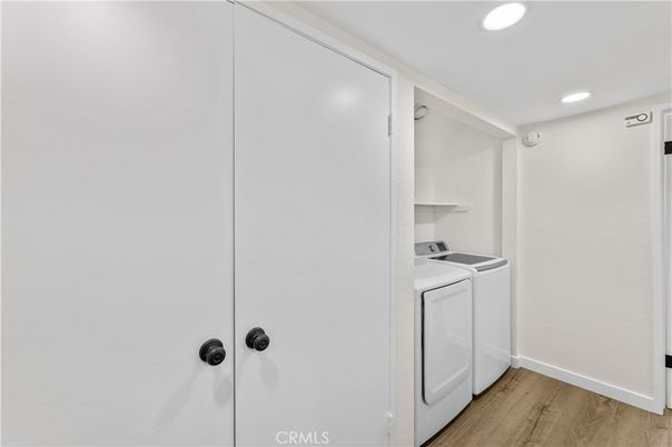 Interior, Recessed Lighting, Washer, Wood Texture Flooring