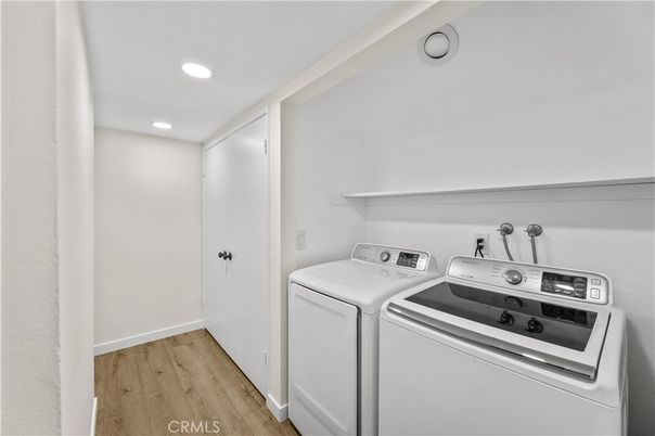 Interior, Recessed Lighting, Washer, Wood Texture Flooring