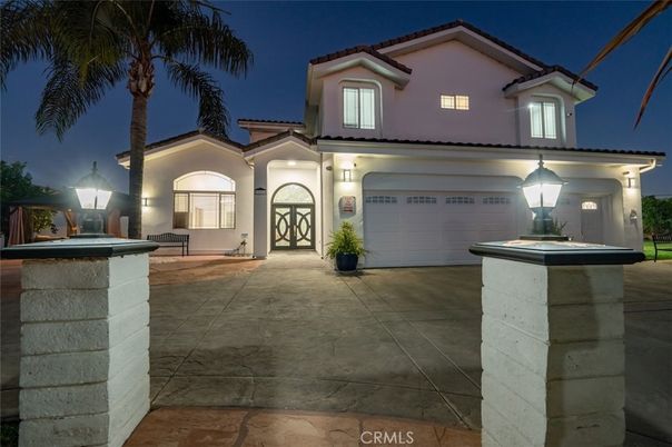 Attached, Exterior, Facade, Mediterranean