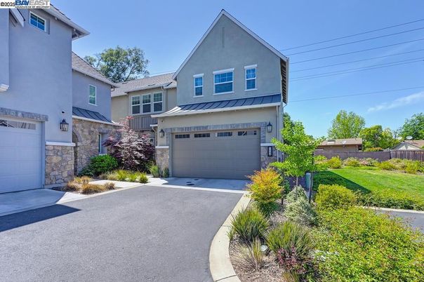 Attached, Exterior, Facade, American Craftsman
