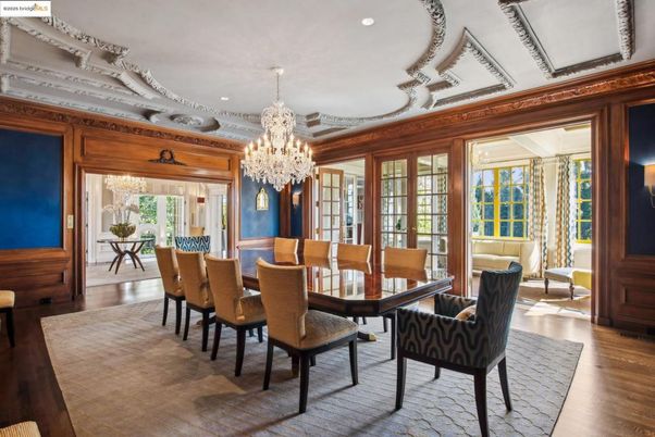 Chandelier, Dining room, Interior, Recessed Lighting, Wood Texture Flooring