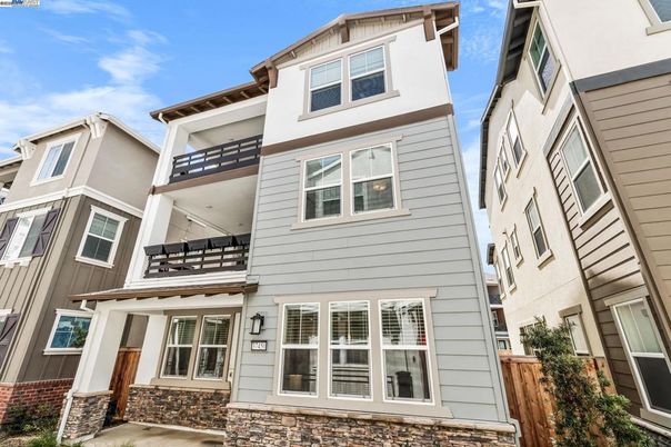 Exterior, Facade, Rowhouse