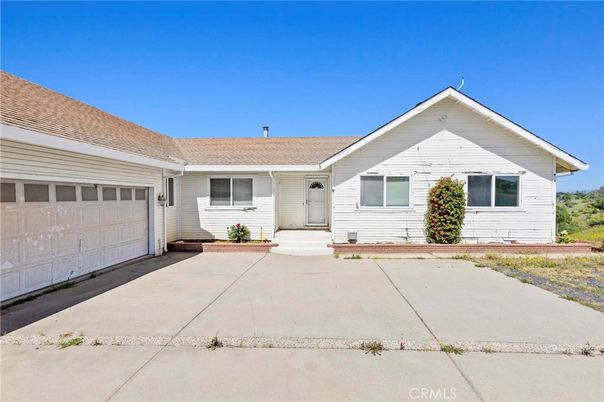 Attached, Exterior, Facade, Ranch