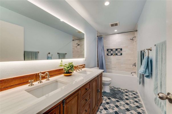 Bathroom, Dual Sink Vanities, Interior, Recessed Lighting
