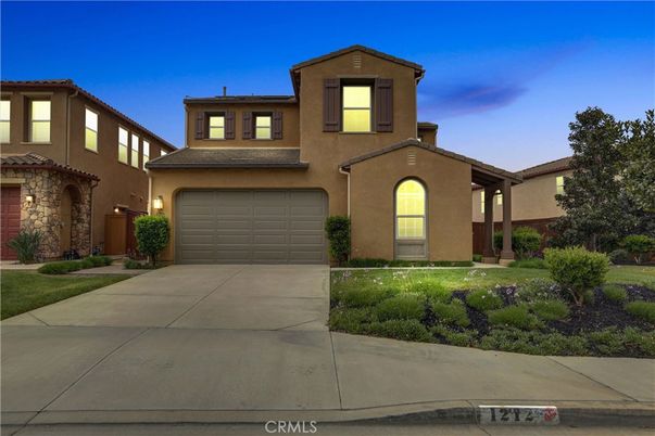 Attached, Exterior, Facade, Mediterranean