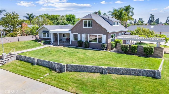 Backyard, Exterior, Facade, Solar Panels, Ranch