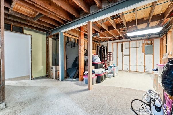 Empty room, Interior, Wooden Beams, Wooden Ceilings