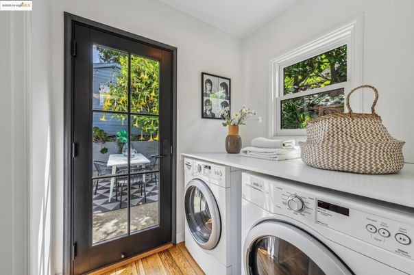 Interior, Washer, Wood Texture Flooring