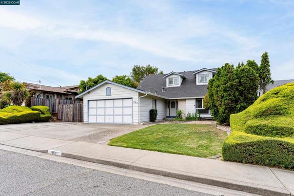 Attached, Exterior, Facade, Ranch