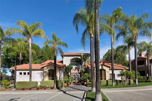 Attached, Exterior, Facade, Mediterranean