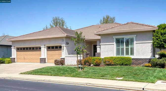 Attached, Exterior, Facade, Mediterranean