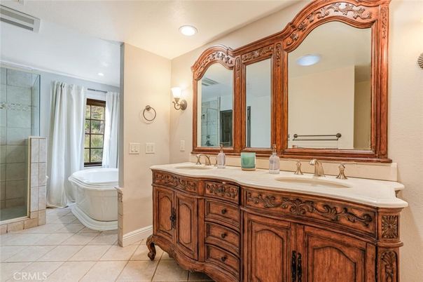 Bathroom, Dual Sink Vanities, Interior, Recessed Lighting