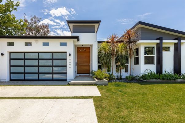 Attached, Exterior, Facade, Modern