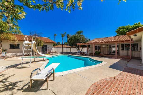 Exterior, Playground, Pool