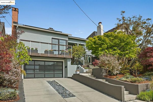 Attached, Exterior, Facade, Modern