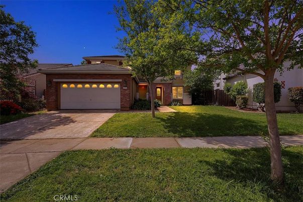Attached, Backyard, Exterior, Facade, Brick Facade, Modern