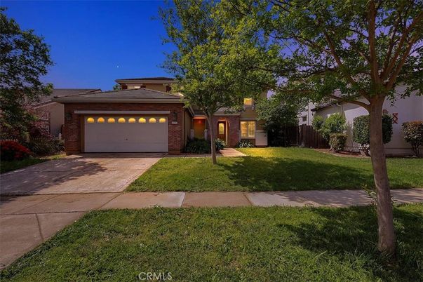 Attached, Backyard, Exterior, Facade, Brick Facade, Modern