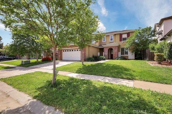 Attached, Backyard, Exterior, Facade, Brick Facade, Georgian