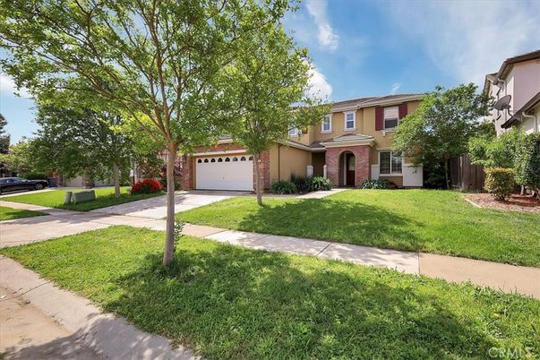 Attached, Backyard, Exterior, Facade, Brick Facade, Georgian