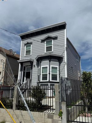 Exterior, Facade, Rowhouse