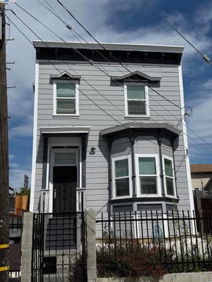 Exterior, Facade, Rowhouse