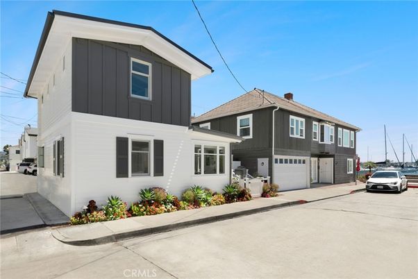 Attached, Exterior, Facade, American Foursquare
