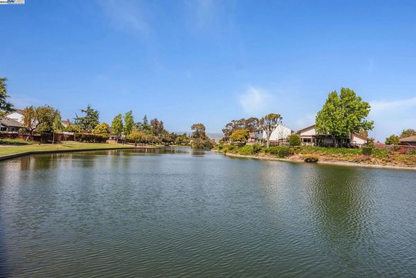 Exterior, Lake