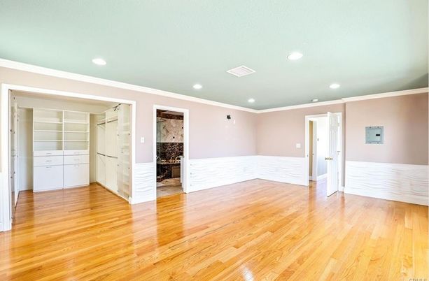 Empty room, Interior, Recessed Lighting, Wood Texture Flooring