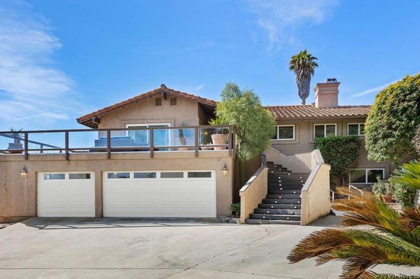 Attached, Exterior, Facade, Mediterranean
