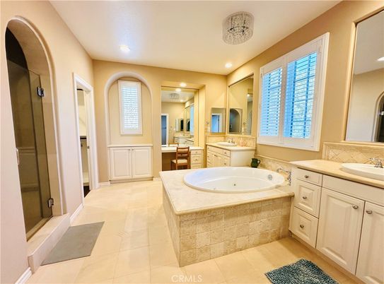 Bathroom, Dual Sink Vanities, Interior, Recessed Lighting