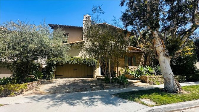 Attached, Exterior, Facade, Mediterranean