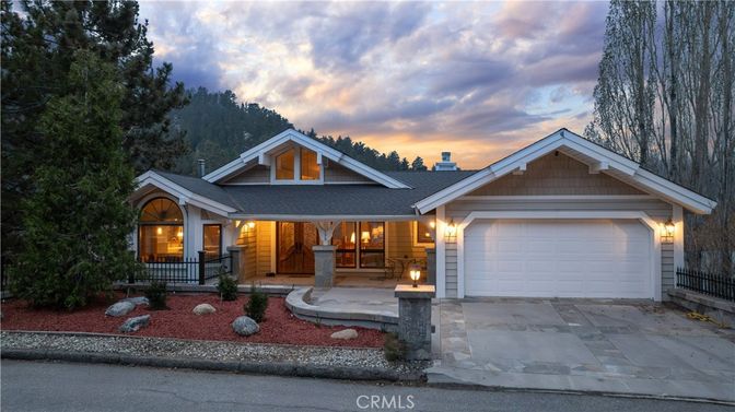 Attached, Exterior, Facade, American Craftsman