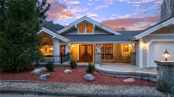 Attached, Exterior, Facade, American Craftsman