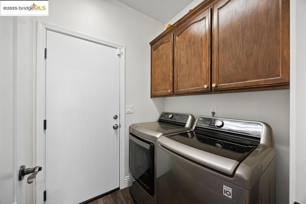 Interior, Washer, Wood Texture Flooring
