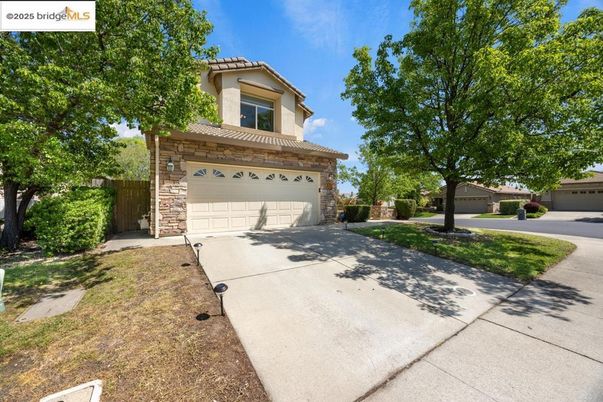 Attached, Exterior, Facade, Mediterranean