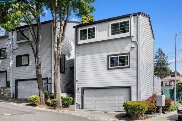 Attached, Exterior, Facade, Rowhouse