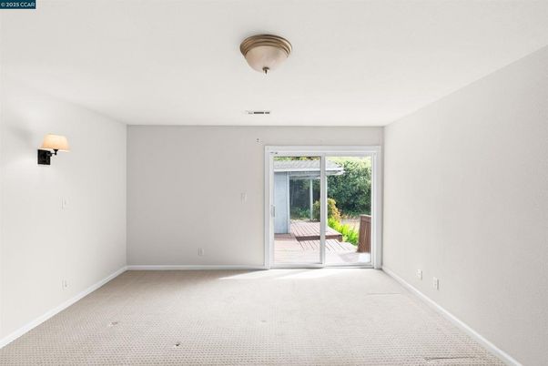 Empty room, Interior