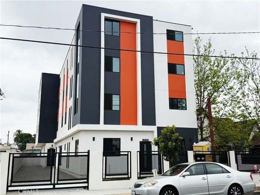 Exterior, Facade, Rowhouse