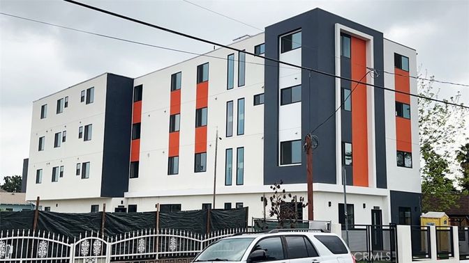Exterior, Facade, Rowhouse