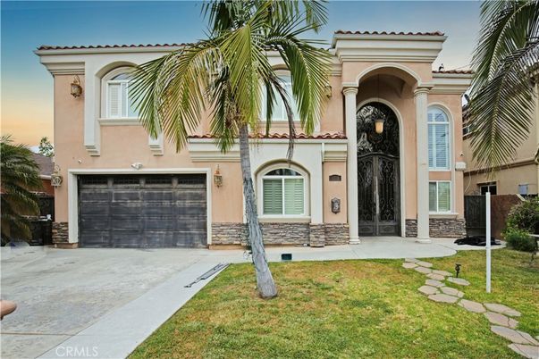 Attached, Exterior, Facade, Mediterranean