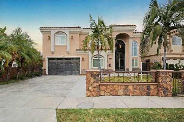 Attached, Exterior, Facade, Mediterranean