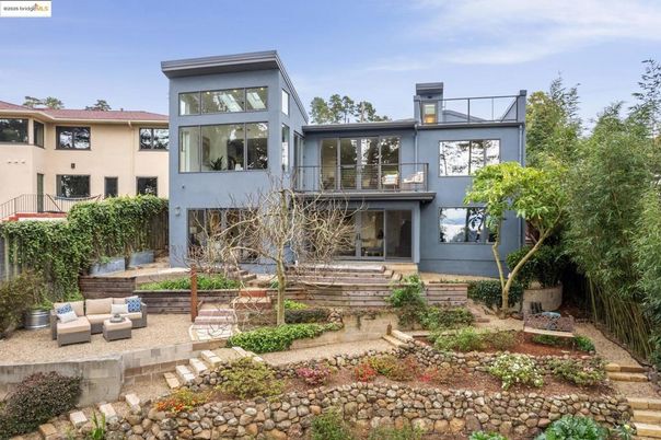 Backyard, Exterior, Facade, Modern