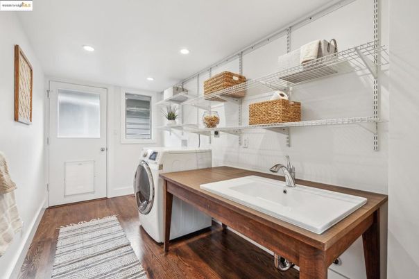 Interior, Recessed Lighting, Washer, Wood Texture Flooring